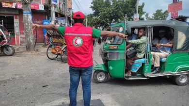 Photo of সিরাজগঞ্জে যুব রেডক্রিসেন্ট এর স্বেচ্ছাসেবকেরা ট্রাফিকের দায়িত্ব পালন করছে 