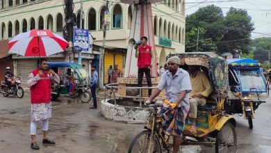 Photo of সিরাজগঞ্জে ট্রাফিকের দায়িত্ব পালনে  যুব রেডক্রিসেন্ট এর স্বেচ্ছাসেবকেরা