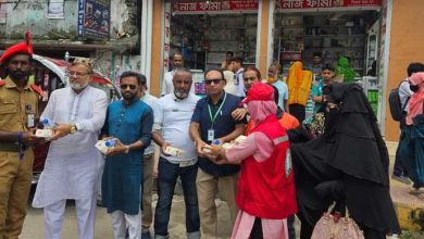 Photo of সিরাজগঞ্জে স্বেচ্ছাসেবী ‘ট্রাফিক পুলিশ’ শিক্ষার্থীদের মাঝে খাবার বিতরণ করেছে নিরাপদ সড়ক চাই সিরাজগঞ্জ 