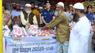 Photo of বন্যায় ঘরবন্দী মানুষের ঘরে খাবার পৌঁছে দেয়া হচছে-ধর্ম উপদেষ্টা