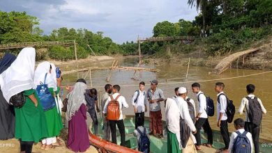 Photo of ফটিকছড়িতে হালদা নদী পারাপারে ২০ হাজার মানুষের দুর্ভোগের যেন শেষ নেই