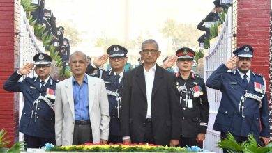 Photo of রাজারবাগ পুলিশ স্মৃতিসৌধে স্বরাষ্ট্র উপদেষ্টার শ্রদ্ধা নিবেদন